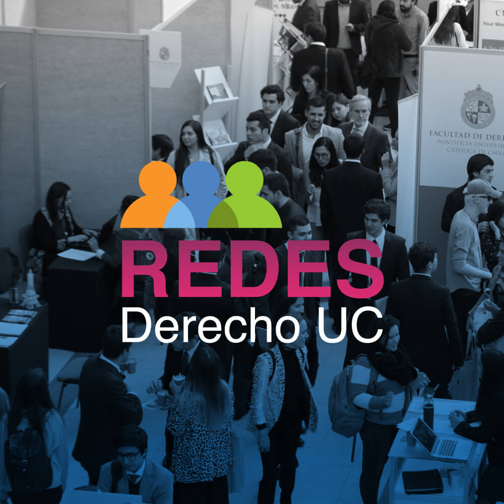 Un logo que dice Redes Derecho UC con tres íconos de personas de colores, sobre una imagen de fondo con personas caminando