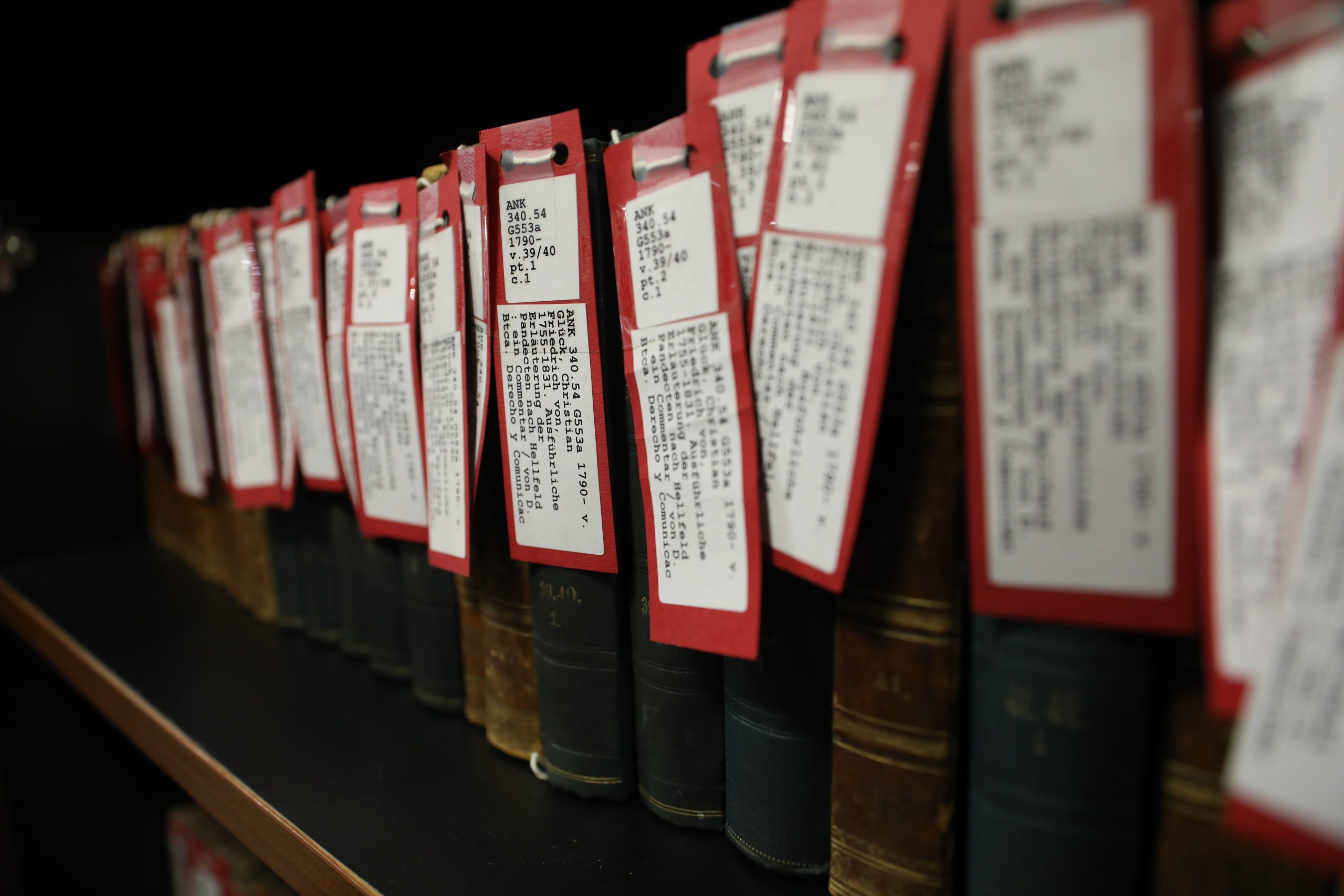 Libros antiguos con etiquetas en un estante