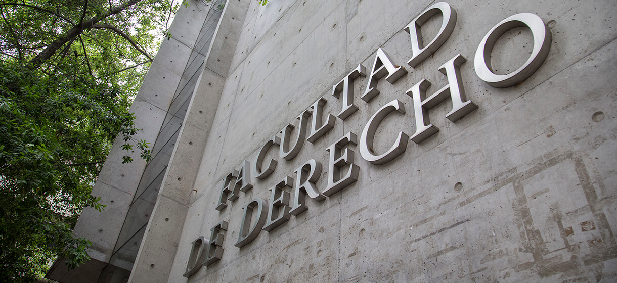 Pared de concreto con el nombre de la Facultad de Derecho