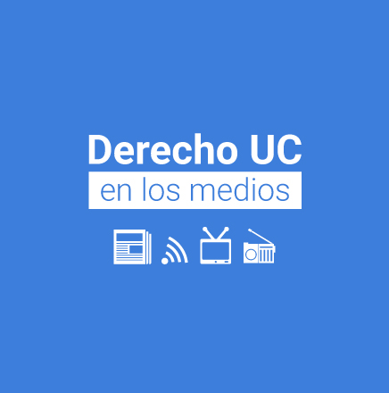 Texto con el logo de Derecho UC en los medios, sobre un fondo azul