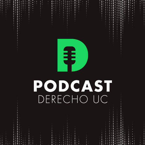 Logo del podcast Derecho UC con un micrófono y fondo negro.