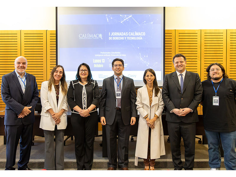 Panel de expertos discutiendo sobre inteligencia artificial y sus aplicaciones.