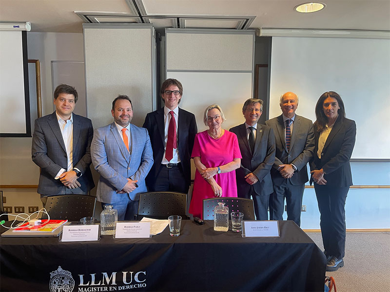 Panel de expertos en la presentación del Magíster en Derecho en LLM UC.