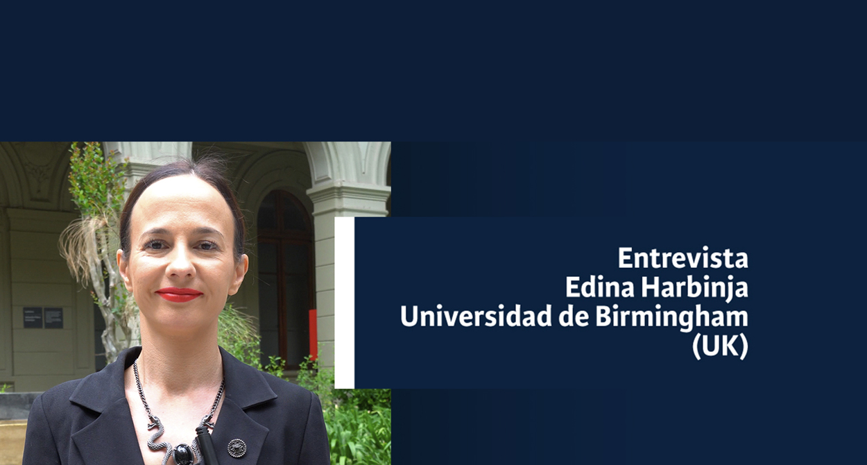 imagen muestra a Edina Harbinja, experta de la Universidad de Birmingham en una entrevista, de fondo edificio con vegetación, fondo azul.